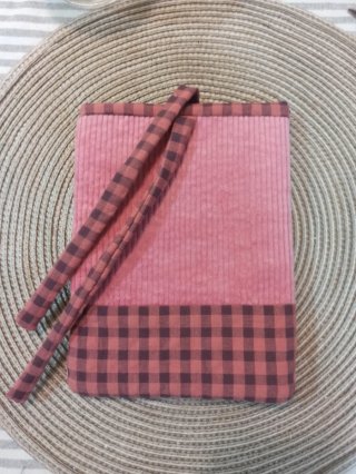 Funda de ebook rosa con cuadros