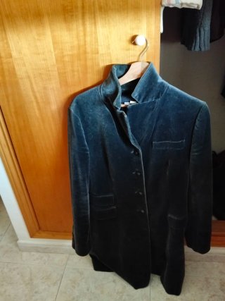 Abrigo dé terciopelo gris, cómo nuevo