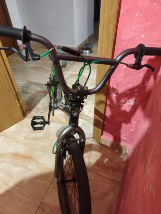 Bicicleta BMX Gris y Verde a falta de ajuste freno