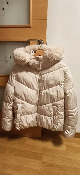 Cazadora acolchada beige con capucha de pelo