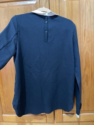 Camisola com gola e punhos brancos