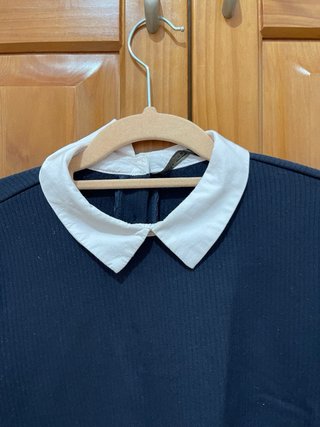 Camisola com gola e punhos brancos