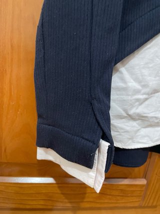 Camisola com gola e punhos brancos