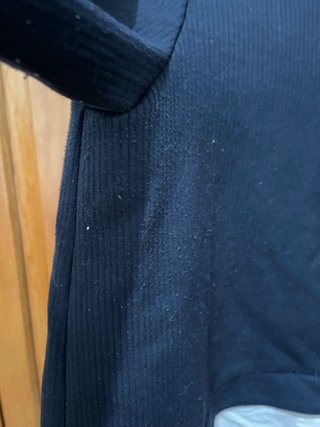 Camisola com gola e punhos brancos