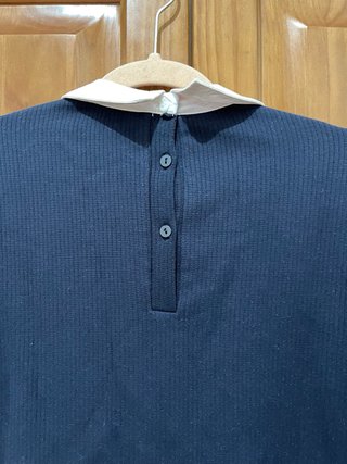 Camisola com gola e punhos brancos