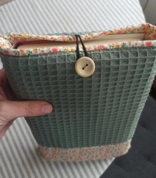 Funda de libro con botón y tela floral
