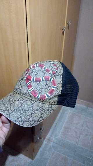 Gorra Gucci con estampado de serpiente