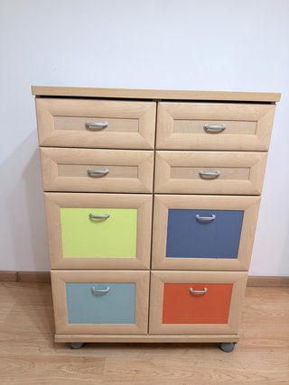 Mueble juvenil de colores con ruedas