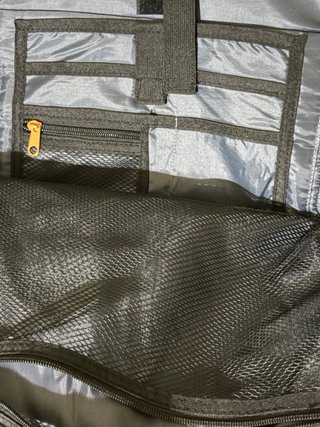 Mochila de viagem cinza e preta