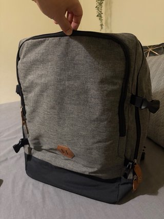 Mochila de viagem cinza e preta