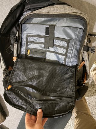 Mochila de viagem cinza e preta