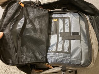 Mochila de viagem cinza e preta