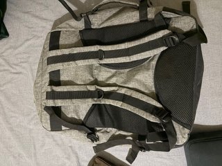 Mochila de viagem cinza e preta