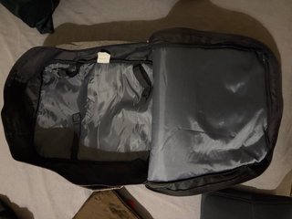 Mochila de viagem cinza e preta