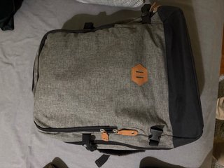 Mochila de viagem cinza e preta