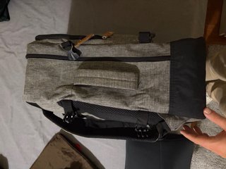 Mochila de viagem cinza e preta