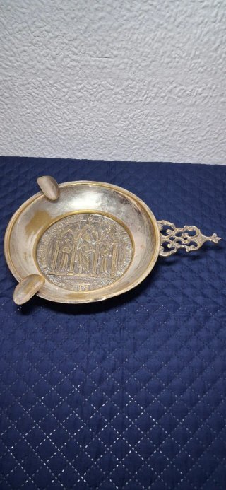 Cenicero de metal con relieve