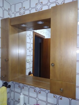 Armario de baño con espejo y luces