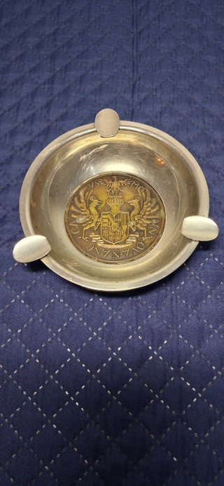 Cenicero antiguo con moneda