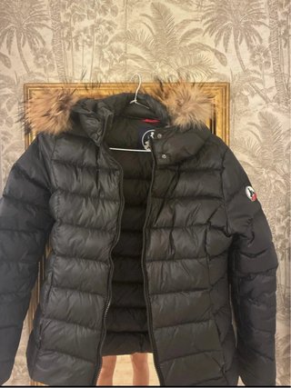 Plumífero Jott Negro con Capucha y Pelo