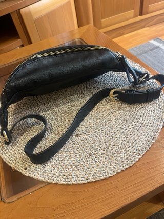 Riñonera Guess Negra Logo Grande