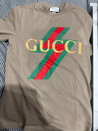 Camiseta Gucci Beige con Logo Rayas