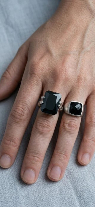 Anillos con piedra negra