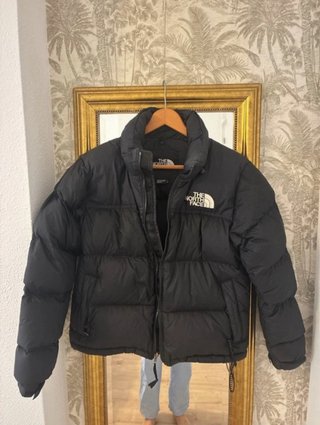 The North Face Chaqueta Negra Básica es unisex