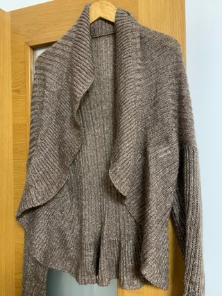 Casaco Cardigan Castanho com pregadeira