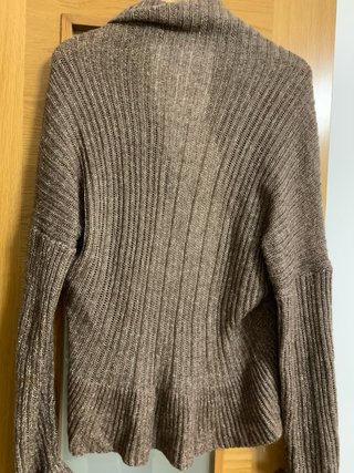 Casaco Cardigan Castanho com pregadeira