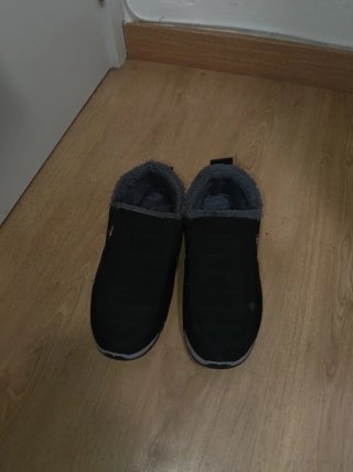 Zapatos de invierno negros y grises
