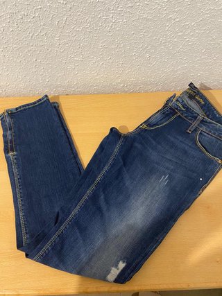 Pantalones vaqueros desgastados