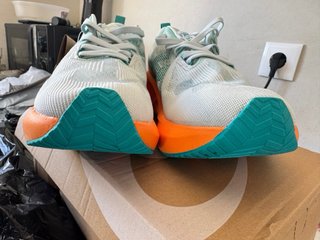 Ténis Asics Novablast 5 Tamanho 43.5