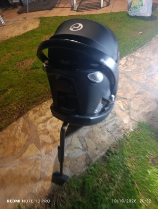 Silla de coche para bebé Cybex con su base.