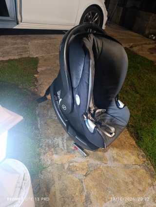 Silla de coche para bebé Cybex con su base.