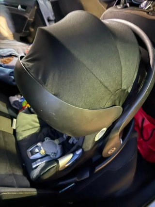 Silla de coche para bebé Cybex con su base.