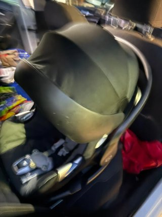 Silla de coche para bebé Cybex con su base.