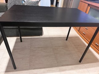 Mesa de comedor negra