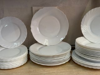 Conjunto de platos y vagilla