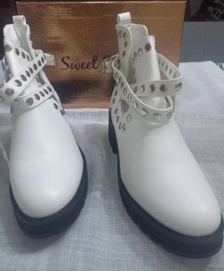 Botines Blancos con Tachuelas Sweet Shoes