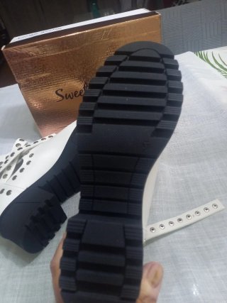 Botines Blancos con Tachuelas Sweet Shoes