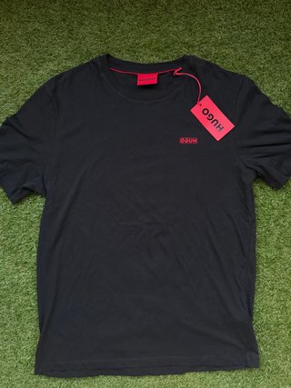 Camiseta Negra Hugo Logo Rojo