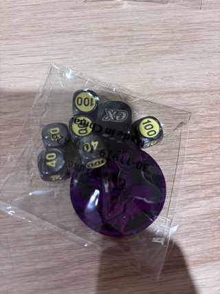 Set de Moneda y Dados Pokémon oscuridad absoluta