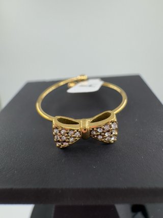 Anillo Dorado con Lazo y Piedras