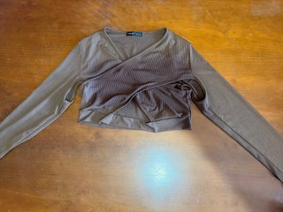 Top SHEIN manga larga cruzado marrón