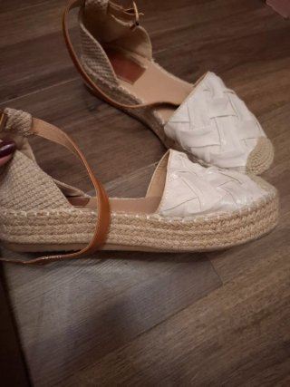 Alpargatas cuña blancas y beige