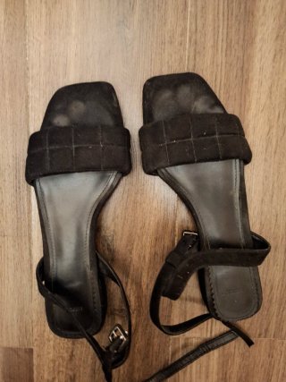 Sandalias negras de tacón bajo