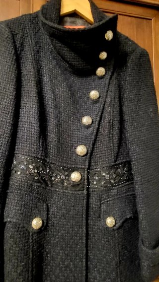 Abrigo negro con botones decorativos
