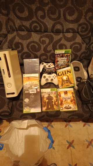 Consola Xbox 360 con 3 mandos y 7 juegos