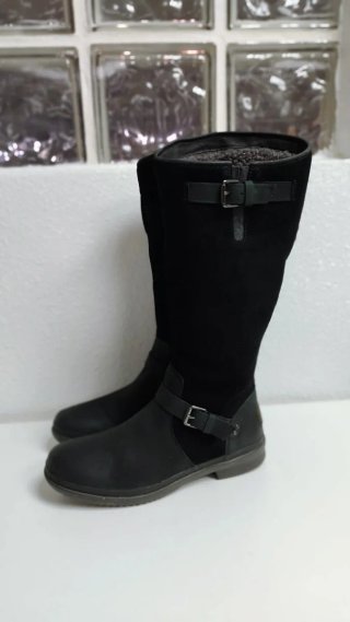 Botas altas UGG negras con hebillas